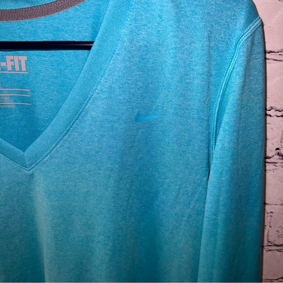 Nike Dri-Fit Women’s V-Neck‎ Activewear Workout Size Medium - Picture 5 of 5